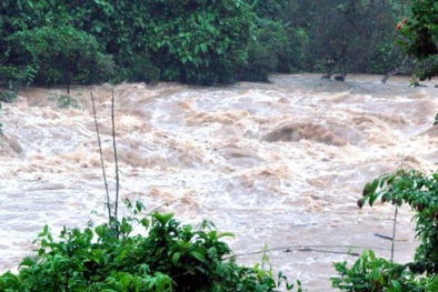 Cảnh báo lũ trên các sông miền trung lên nhanh